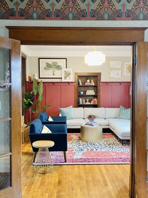 TV connectée, cheminée, jeux vidéo, livres