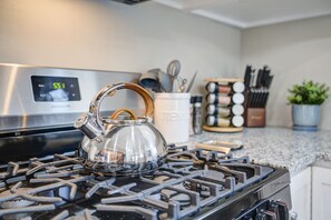 Een koelkast, een microgolfoven, een oven, een kookplaat