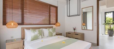 Un dormitorio moderno con una cama grande, cabecera de madera, dos mesitas de noche, un atril, un espejo y una planta en maceta.