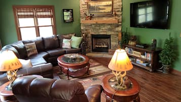 Älytelevisio, takka, DVD-soitin, videokirjasto