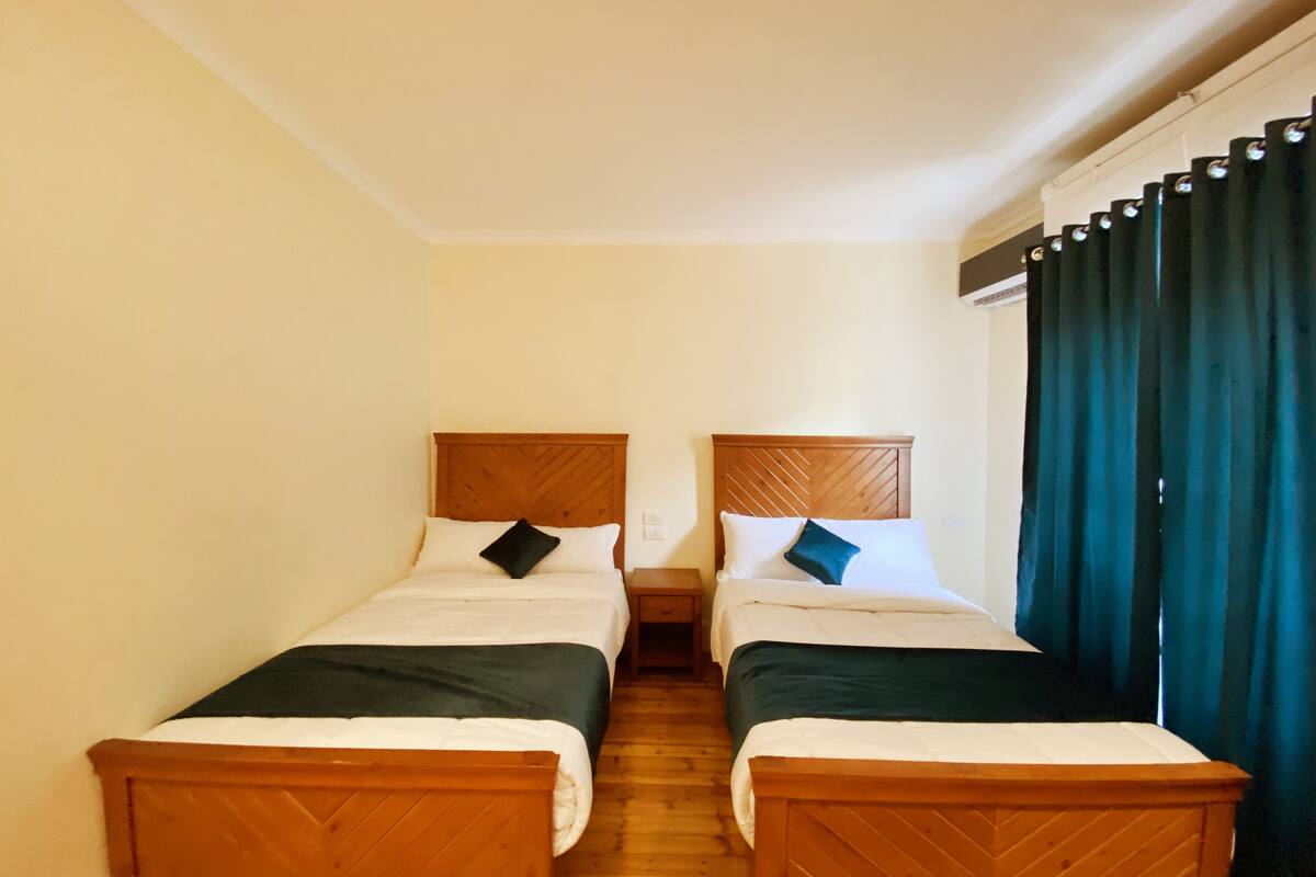 Classic Twin Room | Minibar, in-room safe, WiFi (free), bed sheets