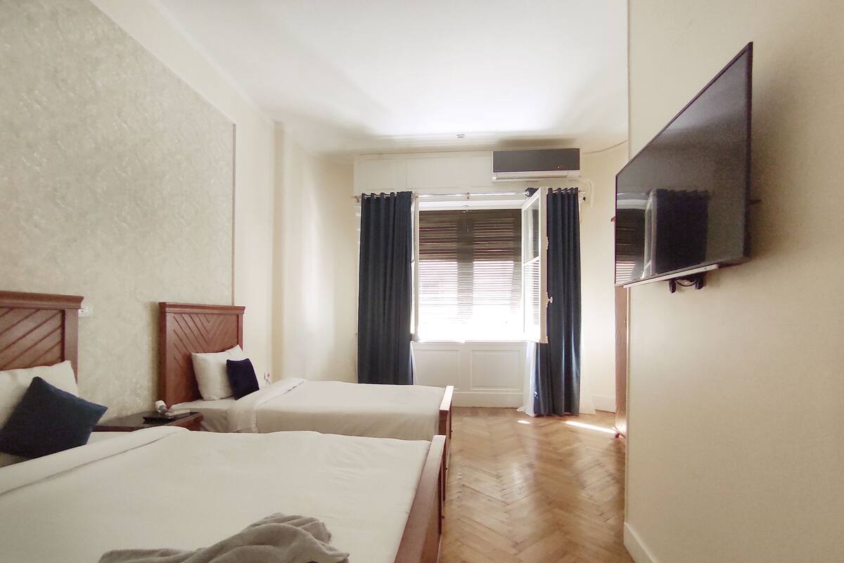 Classic Triple Room | Minibar, in-room safe, WiFi (free), bed sheets