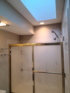 Chuveiro/banheira combinados, toalhas de banho, papel higiênico