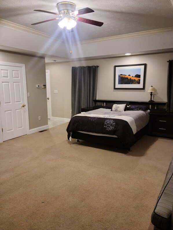 1 quarto, escrivaninha, cortinas blackout, ferros/tábuas de passar roupa