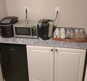 Geladeira, micro-ondas, cafeteira/chaleira, máquina de gelo