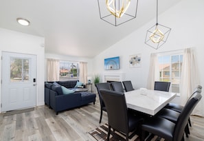 Smart TV, tavolo da calcetto, tavolo da ping pong