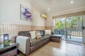 Cabaña superior, 3 habitaciones | Área de sala de estar