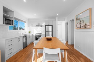 Cabaña Premium, 3 habitaciones, no fumadores, vistas a la piscina | Servicio de comidas en la habitación