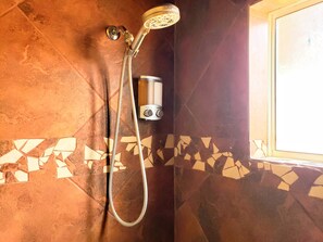 Ensemble douche/baignoire, sĂšche-cheveux, peignoirs, chaussons
