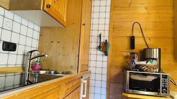 Køleskab, mikrobølgeovn, kogeplade, kaffe-/temaskine