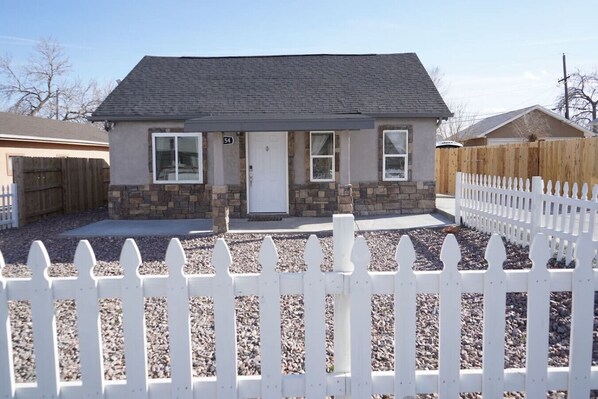 Exterior - Cozy home in north Denver with relaxing hot-tub (Denver)