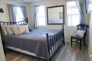 Desk, iron/ironing board, free WiFi, bed sheets - Cozy home in north Denver with relaxing hot-tub (Denver)