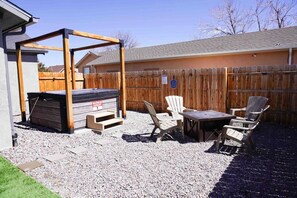 Outdoor dining - Cozy home in north Denver with relaxing hot-tub (Denver)
