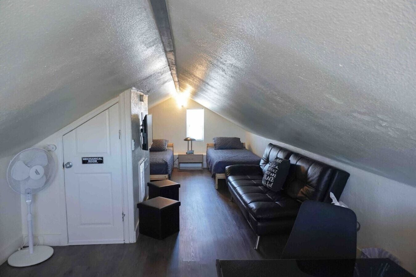 Een bureau, een strijkplank/strijkijzer, gratis wifi, beddengoed
