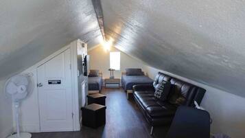 Een bureau, een strijkplank/strijkijzer, gratis wifi, beddengoed
