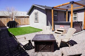 Outdoor dining - Cozy home in north Denver with relaxing hot-tub (Denver)