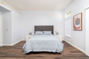 3 habitaciones, tabla de planchar con plancha, wifi y ropa de cama