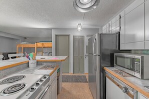 Køleskab, mikrobølgeovn, ovn, kogeplade