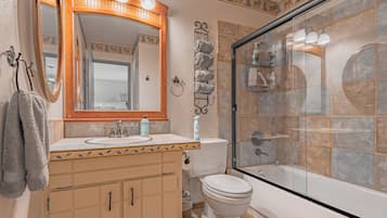 Baignoire, serviettes fournies, savon, shampoing