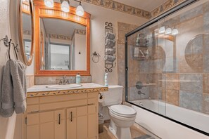 Badewanne, Handtücher, Seife, Shampoo