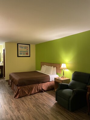 Standard Single Room, 1 King Bed, Non Smoking - Linder Motor Lodge (Homer)