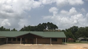 A building with a green roof and a sign that reads "LINDER MOTOR LODGE". - Linder Motor Lodge (Homer)