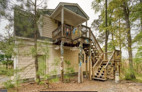 Cute waterfront apartment -- 8 min from the beach!