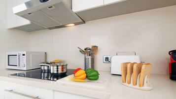 Frigorifero, microonde, forno, piano cottura