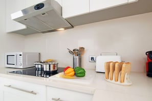 Réfrigérateur, micro-ondes, four, plaque de cuisson