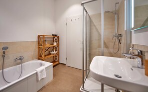 Bathtub, hair dryer, towels - Sicado-Loft vacation apartment 75 sqm, open-plan living room and bedroom, terrace (Aschau im Chiemgau)