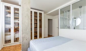 2 quartos, escrivaninha, ferros/tábuas de passar roupa, berço de viagem