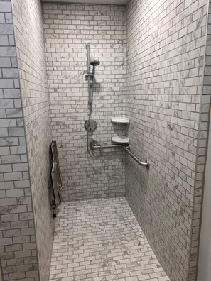 Douche, serviettes fournies, papier toilette