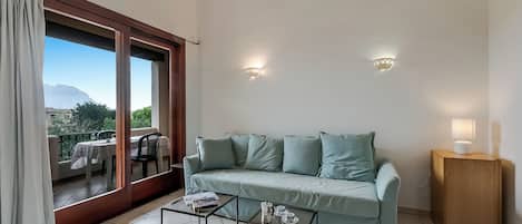 Familieleilighet, flere soverom (Il Borgo 2/15 700m From The Beach) | Oppholdsområde | En 21-tommers Flatskjerm-TV med kabel-kanaler samt TV