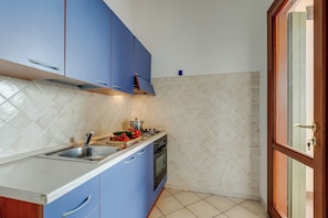 Apartamento família, vários quartos (Il Borgo 2/15 700m From The Beach) | Cozinha privada | Geladeira, fogão, cooktop, cafeteira/chaleira