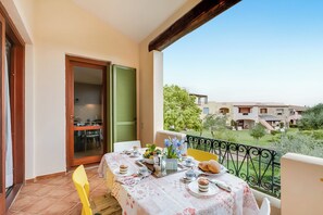 Familienapartment, Mehrere Schlafzimmer (Il Borgo 2/15 700m From The Beach) | Terrasse/Patio