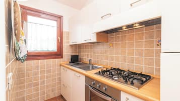 Apartamento família, vários quartos (Il Borgo 10/8 700m From The Beach) | Cozinha privada | Geladeira, fogão, cooktop, cafeteira/chaleira