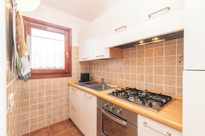 Apartamento família, vários quartos (Il Borgo 10/8 700m From The Beach) | Cozinha privada | Geladeira, fogão, cooktop, cafeteira/chaleira