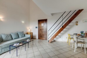 Familienapartment, Mehrere Schlafzimmer (Il Borgo 2/15 700m From The Beach) | Wohnbereich | 21-Zoll-Flachbildfernseher mit Kabelempfang, Fernseher