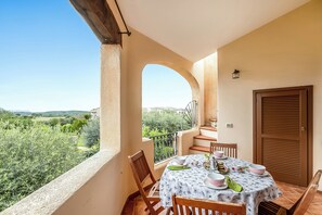 Outdoor dining - Il Borgo 2/15 700m From The Beach (Loiri Porto San Paolo)