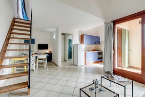 Kühlschrank, Ofen, Herdplatte, Wasserkocher mit Kaffee-/Teezubehör