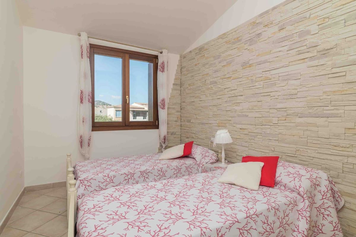 Casa família, vários quartos, 2 banheiros (Il Borgo 20/9 700m From The Beach) | 1 quarto, roupa de cama