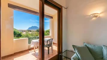 21-tommers fladskærms-tv med kabelkanaler, tv