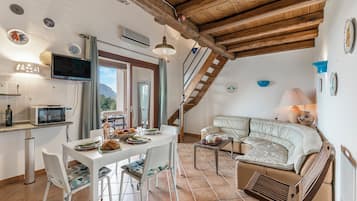 Familielejlighed - 2 soveværelser - 2 badeværelser (Il Borgo 2/16 700m From The Beach) | Opholdsområde | 21-tommers fladskærms-tv med kabelkanaler, tv