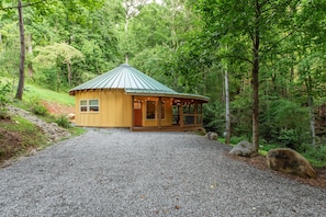 Exterior - Romantic Fun Escape in WNC Mtns, Hot Tub, Firepit, babbling brook & starry skies (Bryson City)
