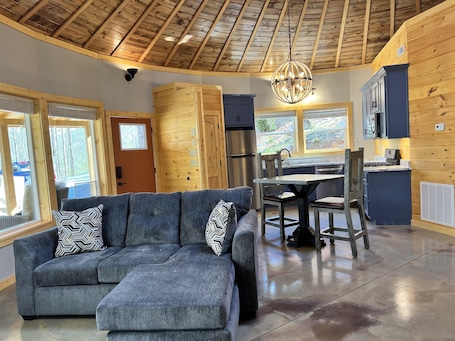 Smart TV, books. Romantic Fun Escape in WNC Mtns, Hot Tub, Firepit, babbling brook & starry skies