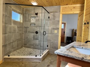 Badekar, hårføner og håndklær