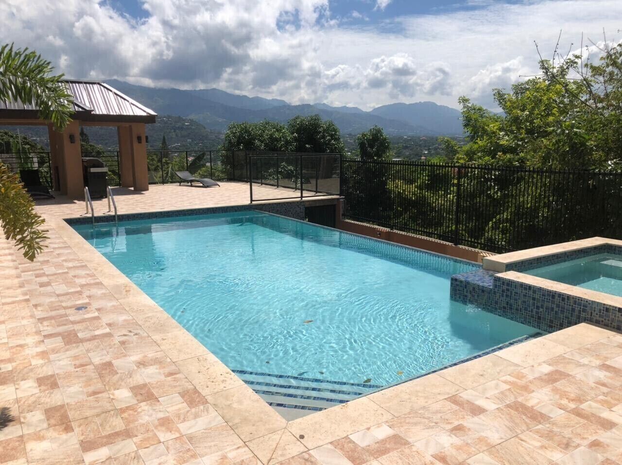 Alberca al aire libre y alberca climatizada