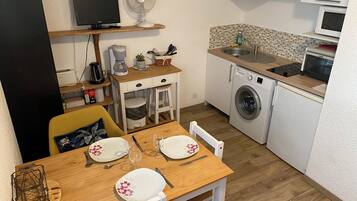 Refrigerador, microondas, placa de cocina, cafetera/tetera