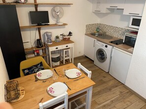 Refrigerador, microondas, parrilla de estufa y cafetera y tetera 