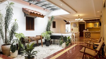 Coin salon dans le hall